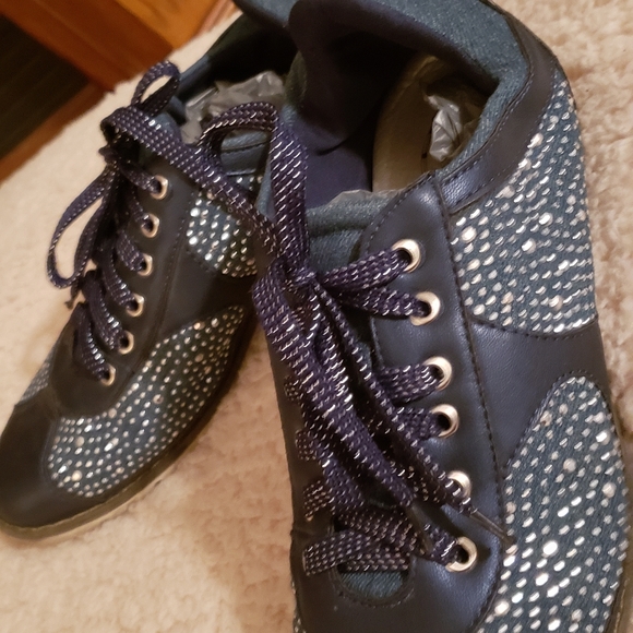 Shoes - Picture 4 of 4